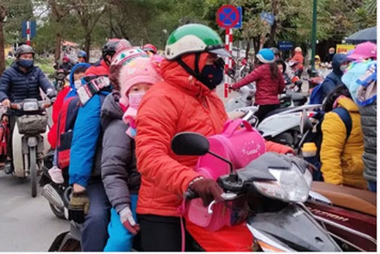 Trời lạnh 9 độ mà chưa thấy trường ra thông báo, phụ huynh cập nhật tình hình từng phút, loay hoay không biết nên cho con đi học hay nghỉ