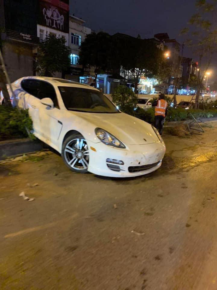 Người nhà tiết lộ nguyên nhân tài xế ô-tô tông nát dải phân cách ở Hà Nội: Trời lạnh dẫn đến đột quỵ, mất lái-1