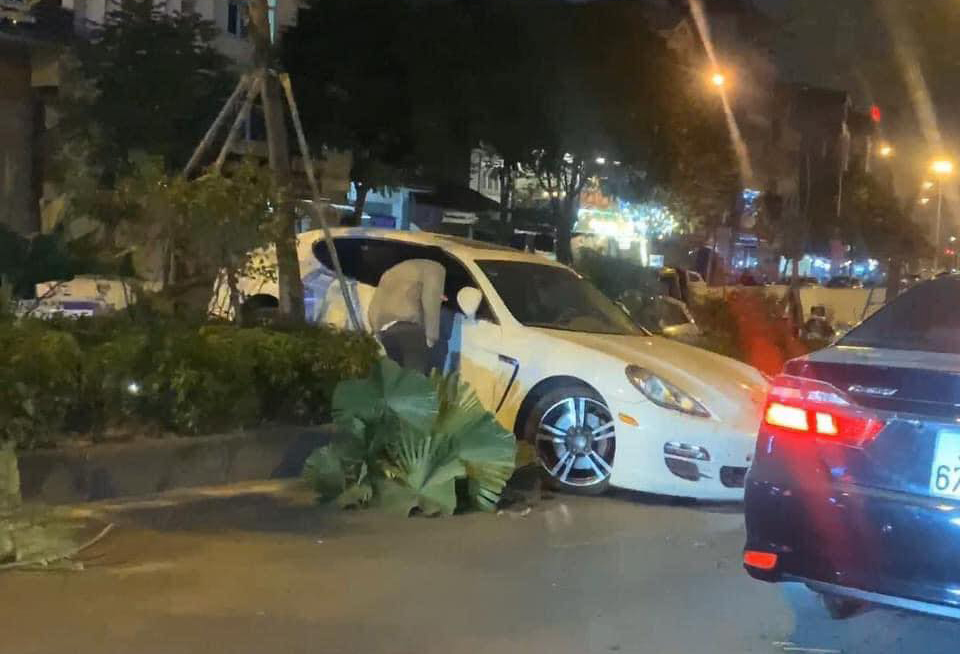 Người nhà tiết lộ nguyên nhân tài xế ô-tô tông nát dải phân cách ở Hà Nội: Trời lạnh dẫn đến đột quỵ, mất lái-2