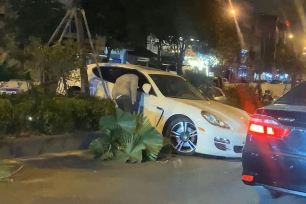Vụ xe sang Porsche cày nát dải phân cách ở Hà Nội: Xuất hiện hình ảnh nghi là tài xế đứng cạnh xe bấm điện thoại, không có chuyện đột quỵ?-4