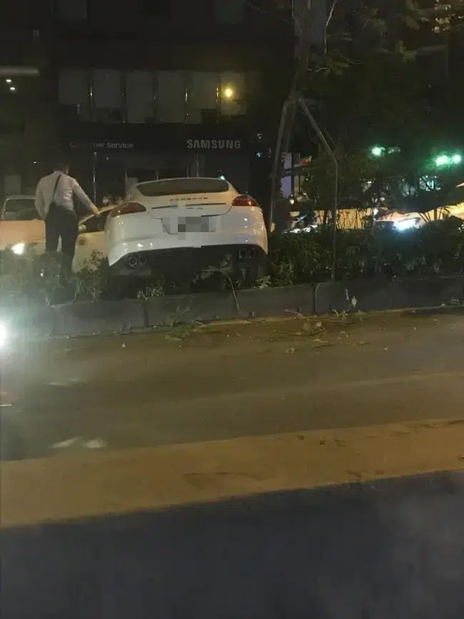 Vụ xe sang Porsche cày nát dải phân cách ở Hà Nội: Xuất hiện hình ảnh nghi là tài xế đứng cạnh xe bấm điện thoại, không có chuyện đột quỵ?-3
