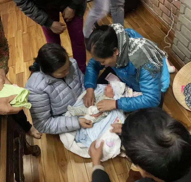 Xót xa bé trai sơ sinh bị bỏ rơi gần cổng chùa giữa thời tiết lạnh giá cùng lời nhắn Con là một người mẹ tội lỗi-3