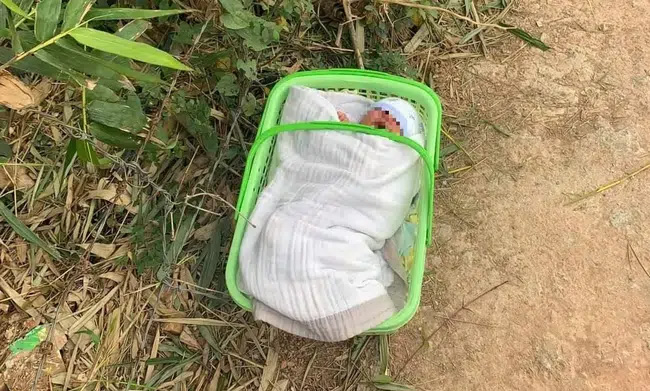 Xót xa bé trai sơ sinh bị bỏ rơi gần cổng chùa giữa thời tiết lạnh giá cùng lời nhắn Con là một người mẹ tội lỗi-1