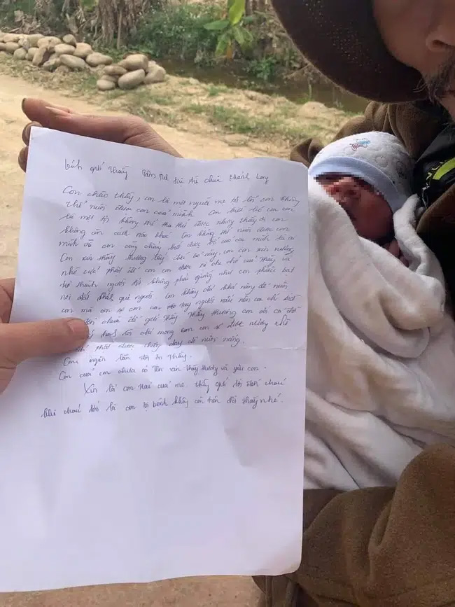 Xót xa bé trai sơ sinh bị bỏ rơi gần cổng chùa giữa thời tiết lạnh giá cùng lời nhắn Con là một người mẹ tội lỗi-2