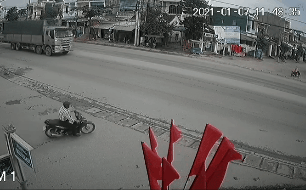 CLIP: Hùng hục lao ra đường lớn, ông chú suýt mất Tết nếu không có giây phút xuất thần-1