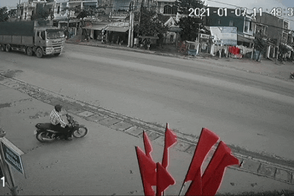 CLIP: Hùng hục lao ra đường lớn, ông chú suýt mất Tết nếu không có giây phút