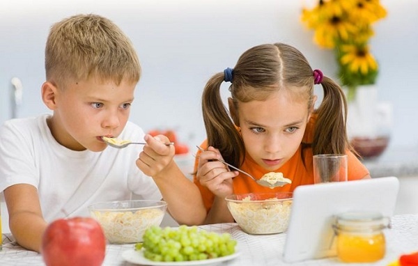 Thói quen ăn uống không tốt sẽ ảnh hưởng đến sức khỏe và tương lai của bé, cha mẹ chớ nên dung túng kẻo hối hận-4