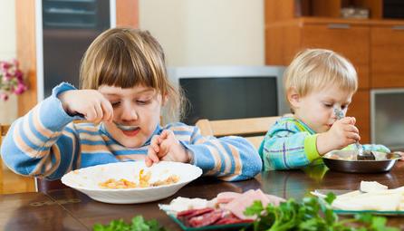 Thói quen ăn uống không tốt sẽ ảnh hưởng đến sức khỏe và tương lai của bé, cha mẹ chớ nên dung túng kẻo hối hận-5