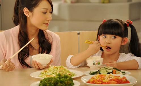 Thói quen ăn uống không tốt sẽ ảnh hưởng đến sức khỏe và tương lai của bé, cha mẹ chớ nên dung túng kẻo hối hận-8