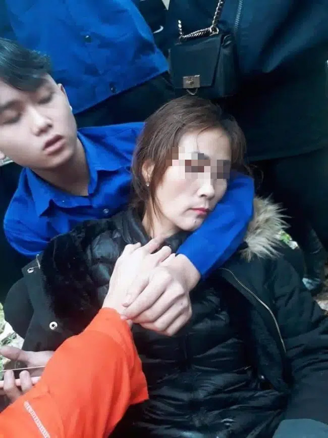 Hai mẹ con nghi bị chuốc thuốc mê, hoảng loạn nằm bên đường-1