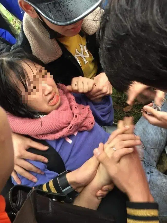 Hai mẹ con nghi bị chuốc thuốc mê, hoảng loạn nằm bên đường-5