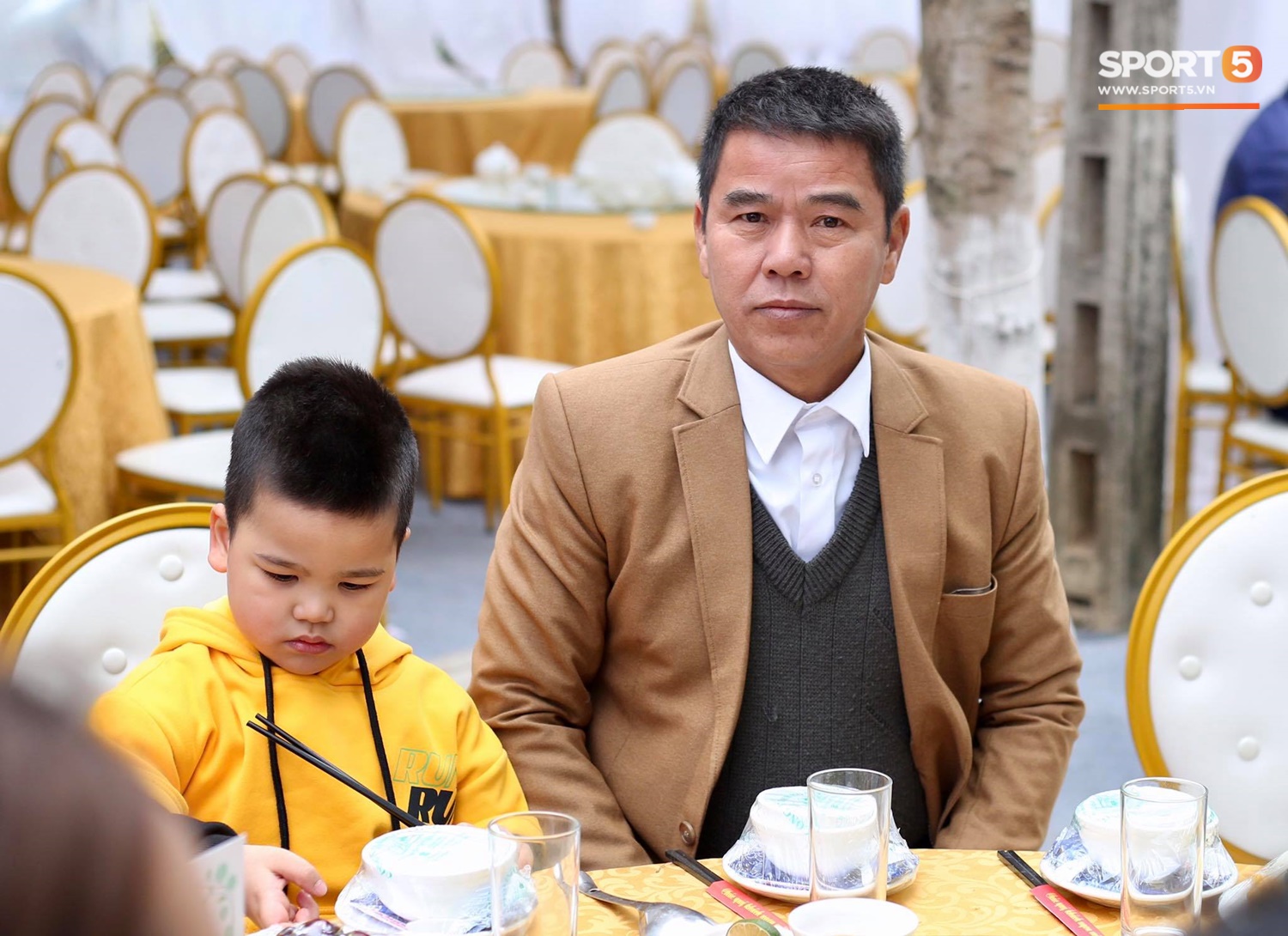 Vợ Bùi Tiến Dũng diện váy cưới khoe vai trần gợi cảm giữa tiết trời 8 độ C-9