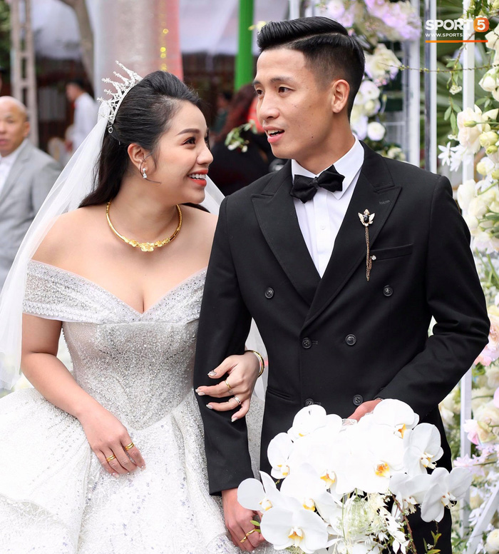 Vợ Bùi Tiến Dũng diện váy cưới khoe vai trần gợi cảm giữa tiết trời 8 độ C-1