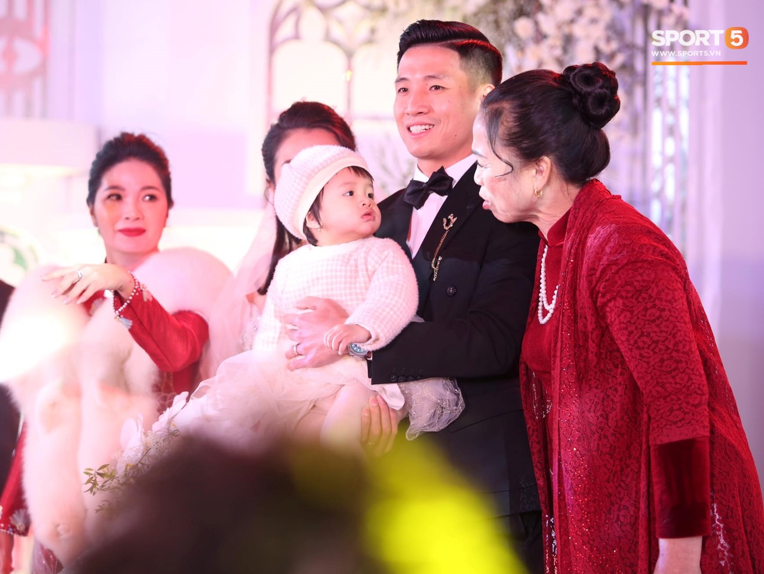 Vợ Bùi Tiến Dũng diện váy cưới khoe vai trần gợi cảm giữa tiết trời 8 độ C-6