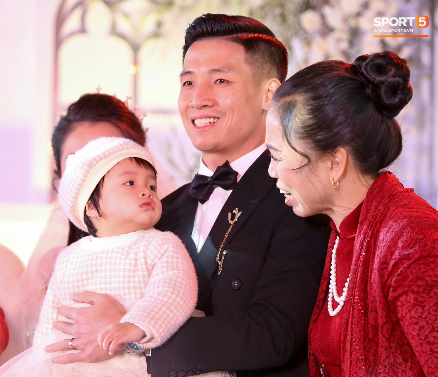 Vợ Bùi Tiến Dũng diện váy cưới khoe vai trần gợi cảm giữa tiết trời 8 độ C-7