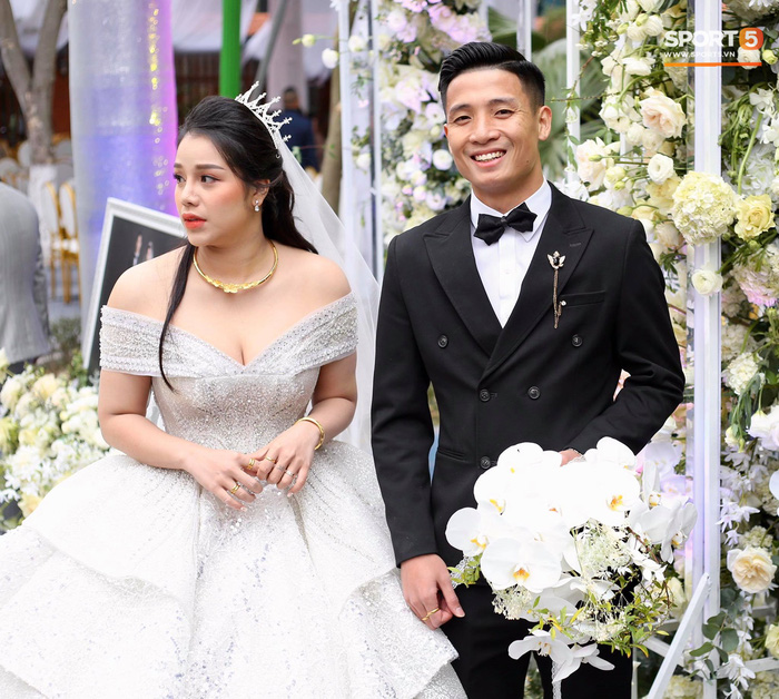 Vợ Bùi Tiến Dũng diện váy cưới khoe vai trần gợi cảm giữa tiết trời 8 độ C-3