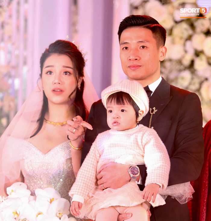 Vợ Bùi Tiến Dũng diện váy cưới khoe vai trần gợi cảm giữa tiết trời 8 độ C-4