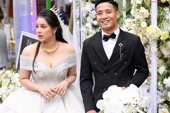 Vợ Bùi Tiến Dũng diện váy cưới khoe vai trần gợi cảm giữa tiết trời 8 độ C