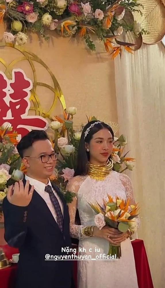 Á hậu Thúy An đeo vòng vàng nặng trĩu cổ, dàn phù dâu cực phẩm mặc áo bà ba-1