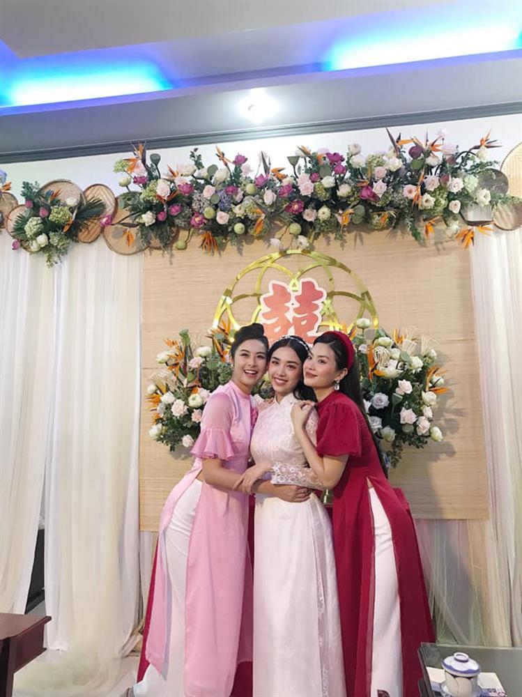 Á hậu Thúy An đeo vòng vàng nặng trĩu cổ, dàn phù dâu cực phẩm mặc áo bà ba-3