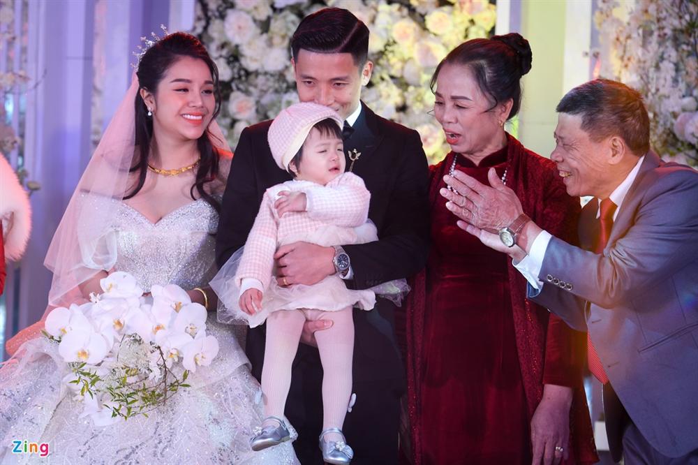 Con gái Bùi Tiến Dũng khóc nhè trong lễ cưới bố mẹ-3