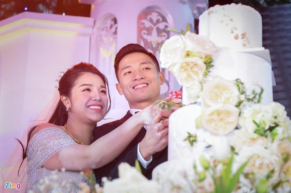 Con gái Bùi Tiến Dũng khóc nhè trong lễ cưới bố mẹ-4