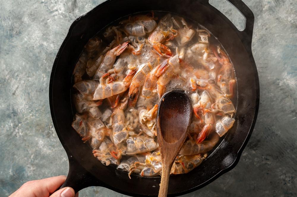 4 sai lầm trong chế biến do quen tay mà chị em cần tránh để tôm vừa ngọt vừa săn thịt-6