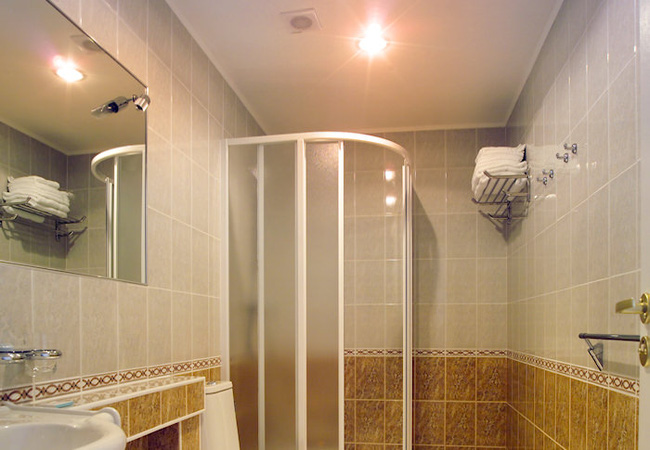 Dùng đèn sưởi nhà tắm vào ngày rét đậm: Chuyên gia khuyến cáo cần ghi nhớ 4 lưu ý sống còn-1