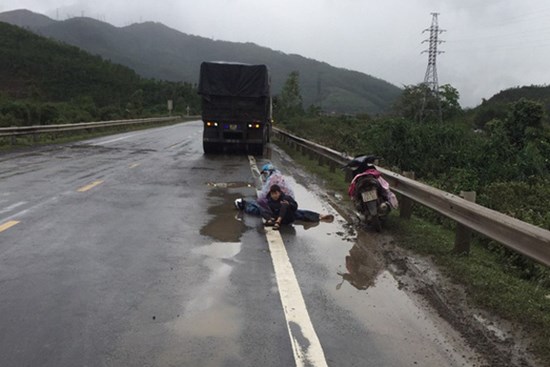 Tai nạn thương tâm: Hai mẹ con ngồi bệt xuống đường, ôm thi thể chồng khóc ngất giữa trời mưa lạnh