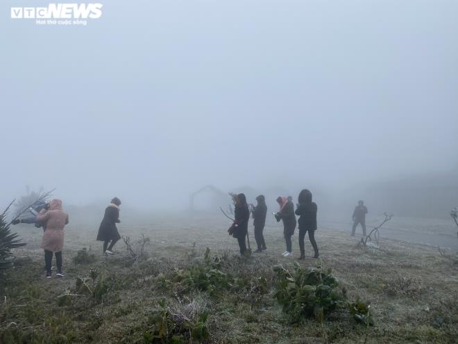 Ảnh: Du khách đổ xô ngắm băng giá kỳ thú ở vùng núi phía Bắc-1