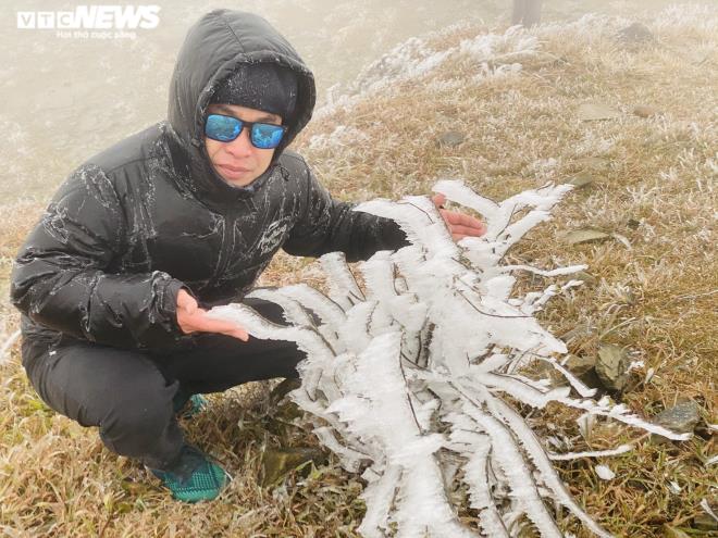 Ảnh: Du khách đổ xô ngắm băng giá kỳ thú ở vùng núi phía Bắc-2