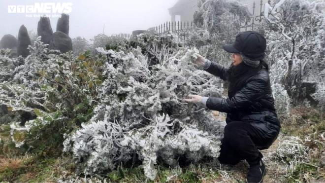 Ảnh: Du khách đổ xô ngắm băng giá kỳ thú ở vùng núi phía Bắc-3