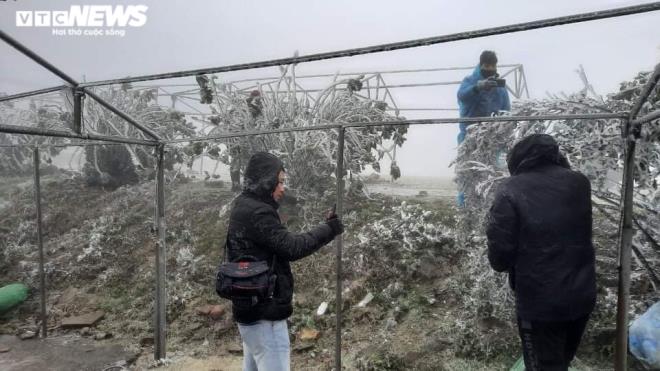 Ảnh: Du khách đổ xô ngắm băng giá kỳ thú ở vùng núi phía Bắc-4