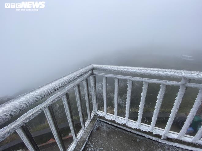 Ảnh: Du khách đổ xô ngắm băng giá kỳ thú ở vùng núi phía Bắc-5