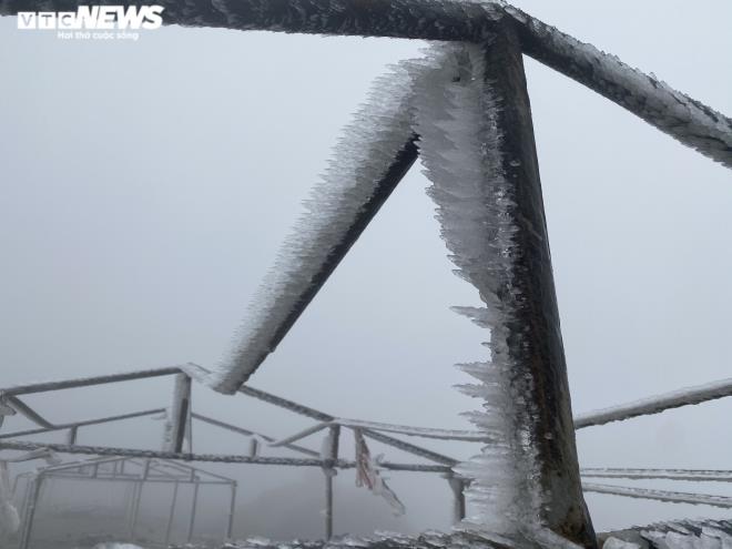 Ảnh: Du khách đổ xô ngắm băng giá kỳ thú ở vùng núi phía Bắc-7