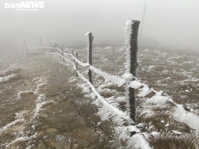 Ảnh: Du khách đổ xô ngắm băng giá kỳ thú ở vùng núi phía Bắc-10