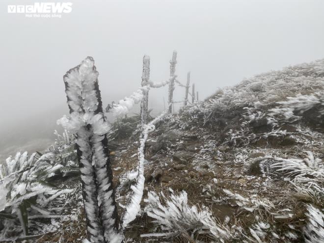 Ảnh: Du khách đổ xô ngắm băng giá kỳ thú ở vùng núi phía Bắc-11