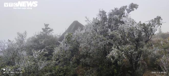 Ảnh: Du khách đổ xô ngắm băng giá kỳ thú ở vùng núi phía Bắc-21