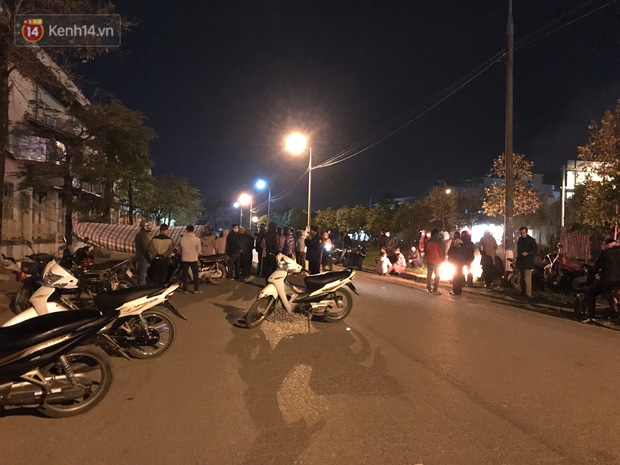 Vụ cô gái bị nam thanh niên sát hại dã man ở Hà Nội: Người thân khóc ngất giữa đêm đông lạnh giá tại hiện trường-1