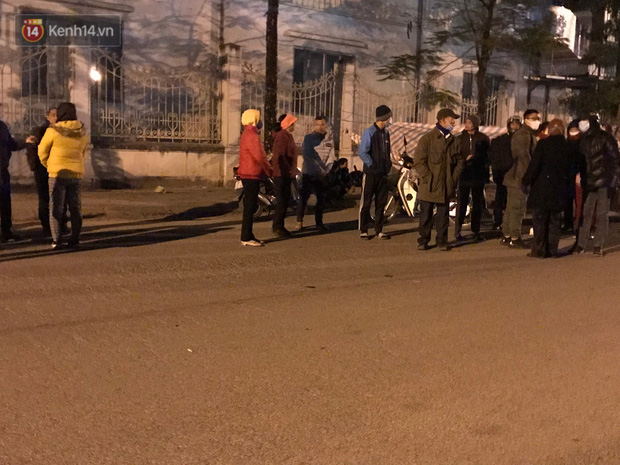 Vụ cô gái bị nam thanh niên sát hại dã man ở Hà Nội: Người thân khóc ngất giữa đêm đông lạnh giá tại hiện trường-3