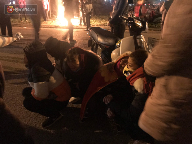 Vụ cô gái bị nam thanh niên sát hại dã man ở Hà Nội: Người thân khóc ngất giữa đêm đông lạnh giá tại hiện trường-8