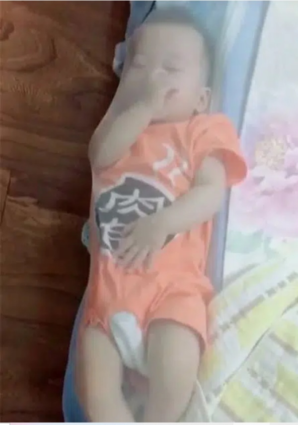 Vào phòng kiểm tra không thấy con trai đâu mà bố thì ngủ ngon lành, khi tìm được con bà mẹ giận chồng tím mặt-3