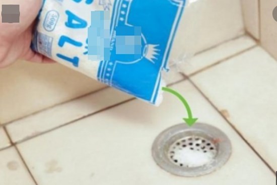 Chỉ 1 nắm muối ăn thông sạch bồn cầu, ống thoát nước trong 10 phút