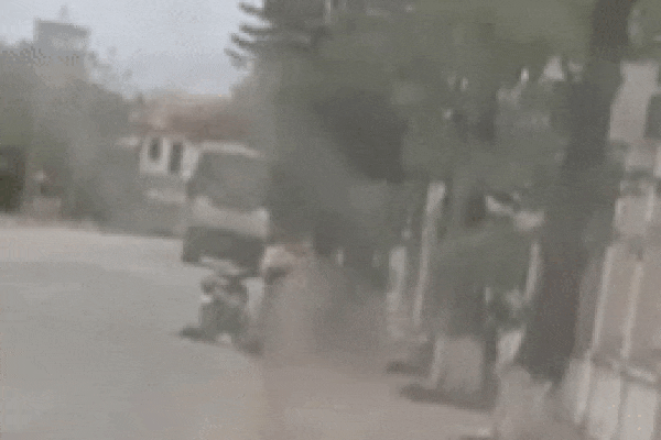 Kinh hoàng clip người phụ nữ bị truy sát tử vong trên đường, cha tức tốc chạy đến nhưng không kịp cứu con