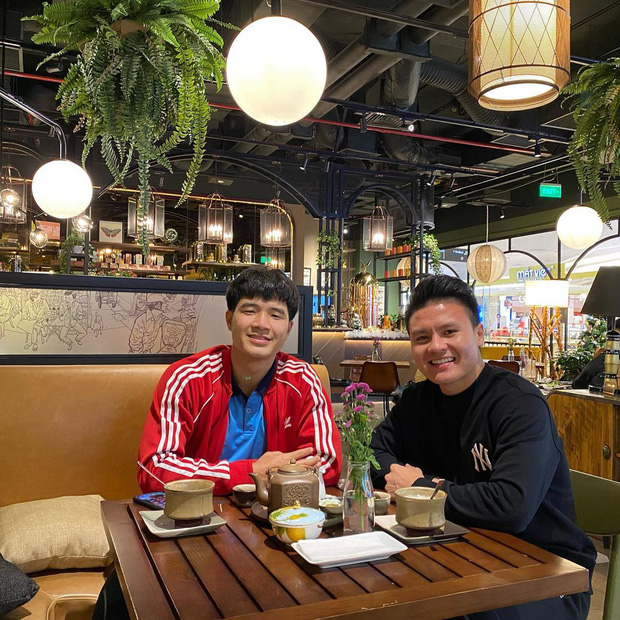 Dân tình share rầm rộ ảnh Quang Hải cho 2 cô giáo quá giang trên con Mẹc lừng lẫy MXH một thời-1