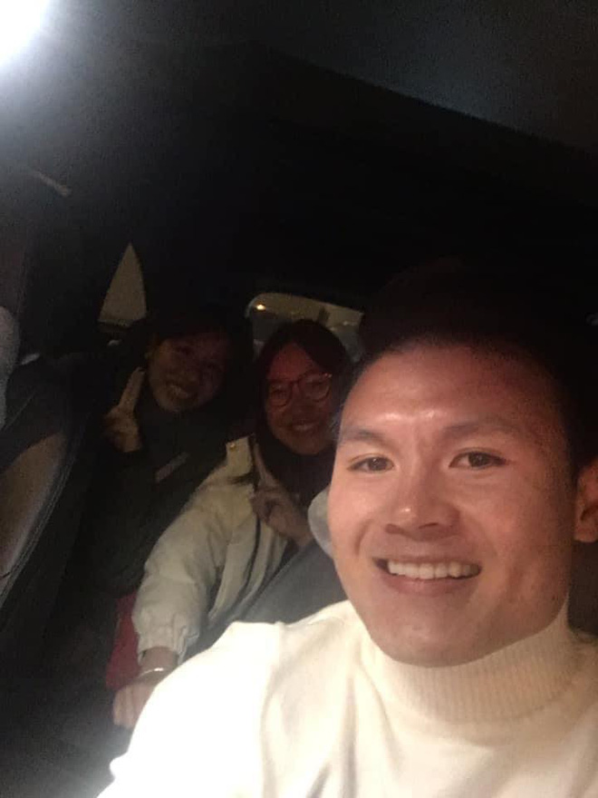 Dân tình share rầm rộ ảnh Quang Hải cho 2 cô giáo quá giang trên con Mẹc lừng lẫy MXH một thời-3