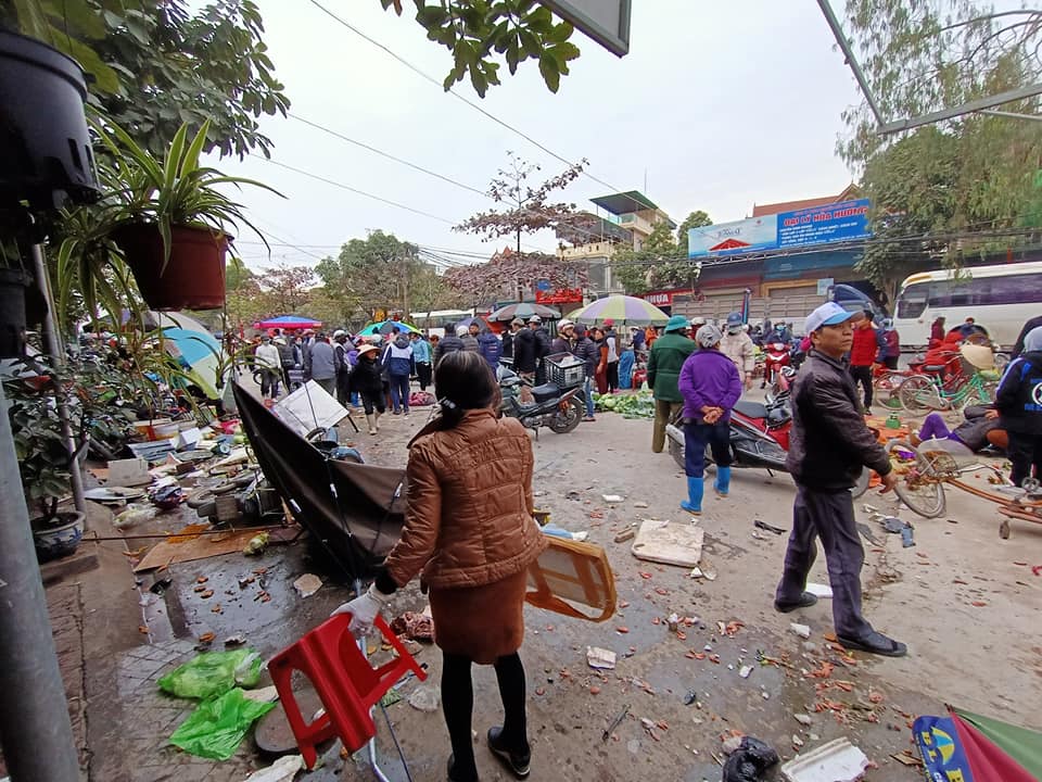 CLIP: Khoảnh khắc xe điên lao thẳng vào chợ cóc, âm thanh va chạm gây kinh sợ-2