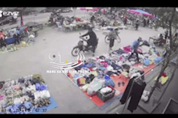 Hà Nội: Nữ tài xế lái xe điên tông hàng loạt xe máy giữa phố rồi bỏ trốn khỏi hiện trường-3