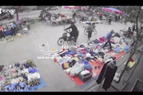 CLIP: Khoảnh khắc xe điên lao thẳng vào chợ cóc, âm thanh va chạm gây kinh sợ