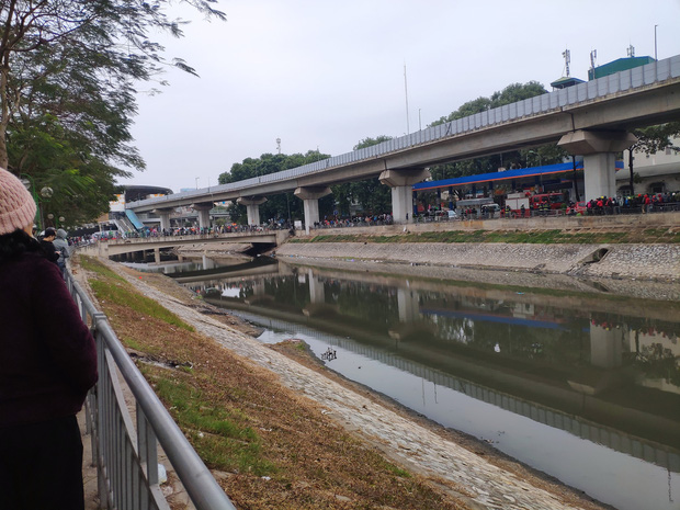 Hà Nội: Phát hiện thi thể nổi trên sông Tô Lịch rạng sáng giữa tiết trời rét buốt-1
